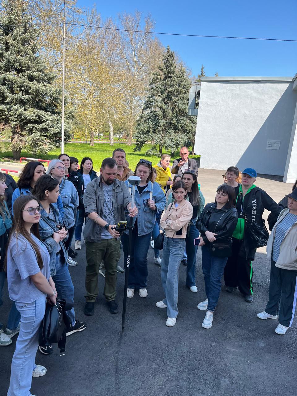 Специалисты территориальных отделов Краевого БТИ продолжают практиковаться в работе с тахеометром